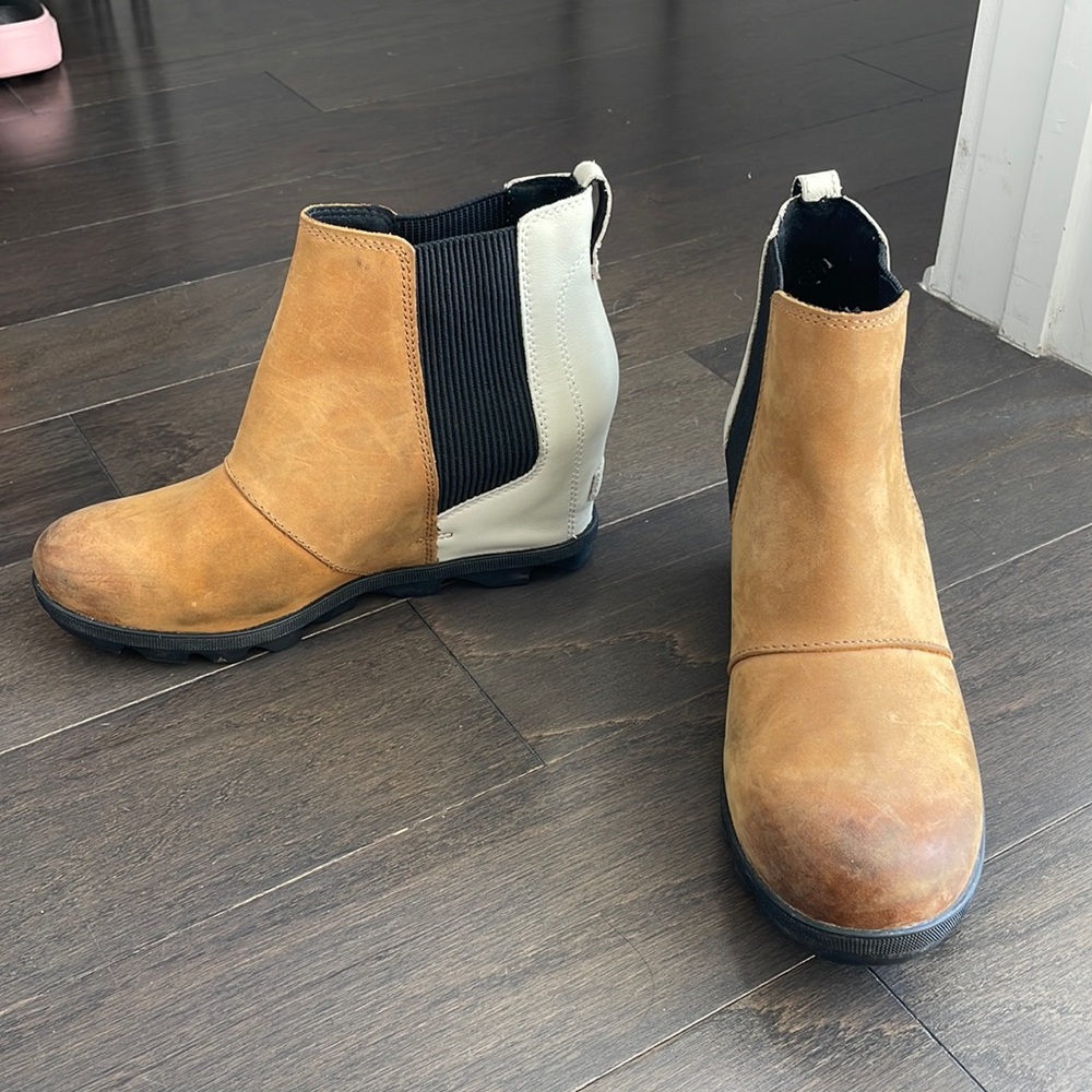Two Tone Sorel Wedges, Size 9.5